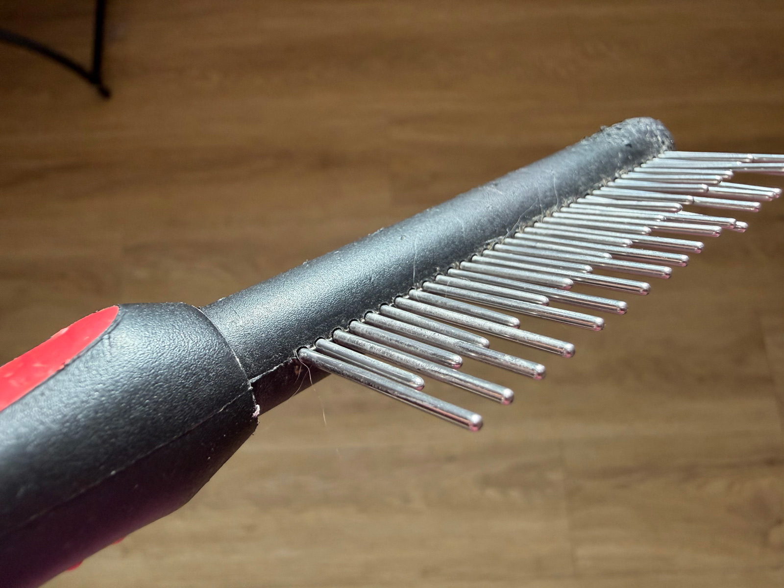 Close view of the thick, rounded and independently rotating metal teeth on Shae’s original comb